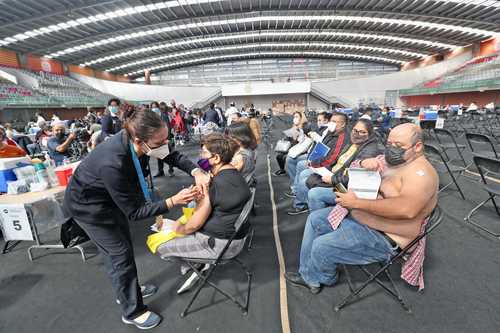 Personas de 40 a 49 años recibieron el refuerzo de la vacuna contra el covid-19 del laboratorio AztraZeneca en la Sala de Armas de la Ciudad Deportiva Magdalena Mixiuhca.