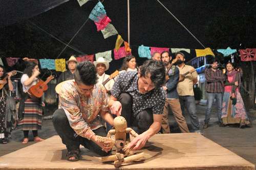  La obra, que se estrenará el sábado, parte de pensar el teatro como convivio, fiesta y ritual que abre una grieta entre la vida y la muerte, afirman los integrantes de La Historia de Todxs. Foto cortesía de la compañía