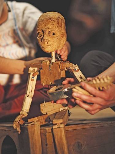  La obra, que se estrenará el sábado, parte de pensar el teatro como convivio, fiesta y ritual que abre una grieta entre la vida y la muerte, afirman los integrantes de La Historia de Todxs. Foto cortesía de la compañía