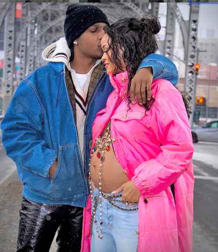 La cantante y su novio, el rapero A$AP Rocky, dieron un paseo por la ciudad de Nueva York para anunciar la gestación.