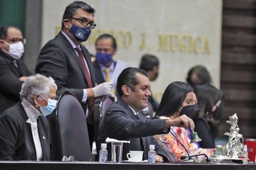 SESIÓN DE CONGRESO GENERAL. El presidente de la Cámara de Diputados, Sergio Gutiérrez (centro), comenzó la sesión de Congreso general del segundo periodo de sesiones ordinarias de la 65 Legislatura. A la izquierda, la presidenta del Senado, Olga Sánchez Cordero.