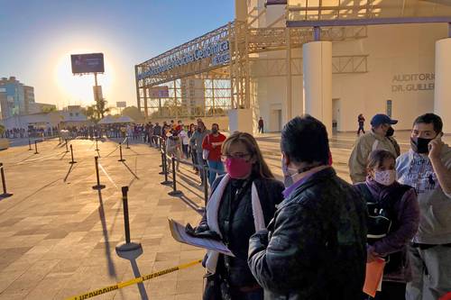  Largas filas se registraron ayer en el Instituto Nacional de Medicina Genómica, a donde personas de 40 años o más acudieron para recibir el refuerzo de la vacuna Sputnik V. Foto Luis Castillo