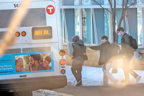 Un estudiante murió y otro resultó herido de gravedad al ser baleados afuera del Centro de Educación del Sur (en la imagen), ubicado en un suburbio de Minneapolis, Minesota, informó la policía. El plantel ofrece programas de educación especial y una secundaria alternativa. En tanto, la Universidad de California volvió a clases a distancia luego de que un ex profesor divulgó un video en el que amenazaba con perpetrar un tiroteo en el campus. Más tarde fue detenido. En Luisiana, un niño de 4 años sentado en la parte trasera de un automóvil murió al dispararse accidentalmente en la cabeza mientras su madre y otro adulto fumaban mariguana en el asiento delantero.