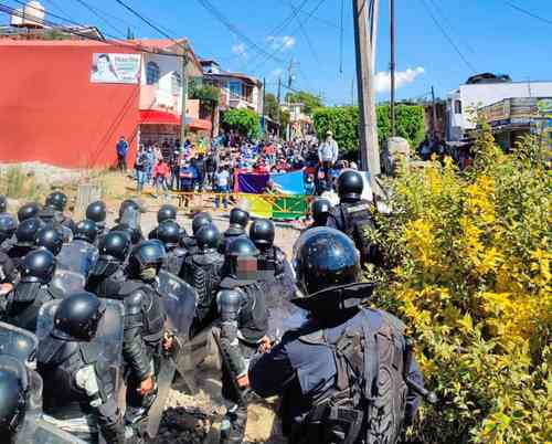 Policías estatales de Michoacán y elementos de la Guardia Nacional se enfrentaron con maestros de la facción Poder de Base que pretendían bloquear las vías del tren en la comunidad de Caltzontzin, municipio de Uruapan, en demanda de plazas automáticas para egresados de normales, lo que dejó un saldo de ocho uniformados heridos.