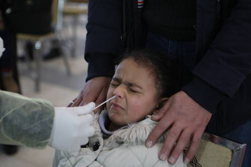  Hisopado a una niña en un centro de salud, ayer en la ciudad cisjordana de Hebrón. Foto Xinhua
