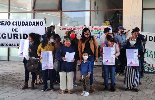 Activistas y ambientalistas protestaron ayer en la alcaldía de San Cristóbal de Las Casas, Chiapas, en demanda de que se frene la destrucción de los humedales de montaña María Eugenia y La Kisst.