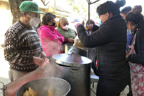 A pesar de que este 2 de febrero se festejó el Día de la Candelaria, personas dedicadas a la elabo-ración y comercio de tamales comentaron que las ventas aún son bajas, pues las reuniones siguen suspendidas a causa de la pandemia. Además, muchas personas realizan trabajo en casa y, por consiguiente, en las oficinas no hay convivios para disfrutar de este alimento.