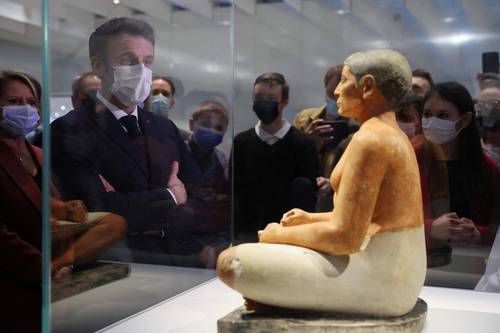 El presidente de Francia, Emmanuel Macron, visitó ayer el centro de exposiciones Louvre-Lens con motivo de la llegada de la escultura Scribe Accroupi (Escriba sentado), de la cuarta dinastía del antiguo Egipto, cedida durante 11 meses por el Museo de Louvre para la muestra Champollion y los jeroglíficos, organizada por el 200 aniversario del desciframiento de la escritura egipcia.