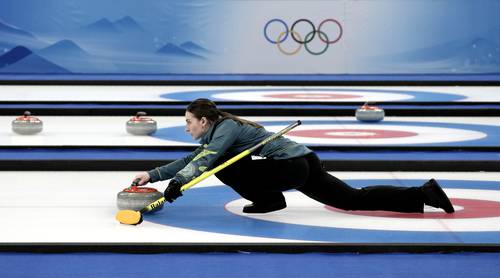 Con las pruebas en el curling comenzaron ayer los Juegos Olímpicos de Invierno, cuya inauguración oficial será mañana en medio de controversias por los llamados de EU para un boicot diplomático.
