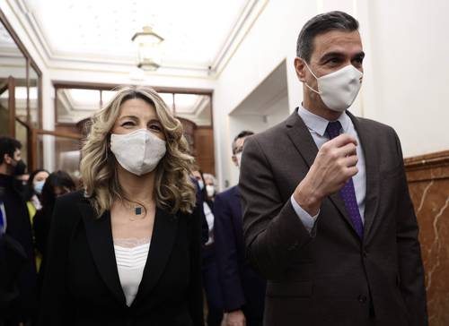 La ministra de Trabajo y Economía Social, Yolanda Díaz, y el presidente del Gobierno, Pedro Sánchez, llegan al Congreso de los Diputados, en Madrid, donde se aprobó la reforma laboral que impulsaron.