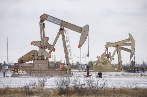 Una tormenta de nieve afecta la operaciones petroleras en Estados Unidos. Imagen de bombas de crudo en Midland, Texas.