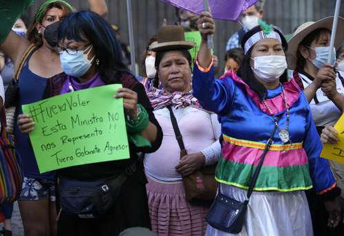 Grupos feministas protestaron ayer frente al Ministerio de la Mujer, en Lima, contra lo que llaman un gabinete machista y corrupto del jefe de Estado, Pedro Castillo, quien anunció la renovación de su gobierno.