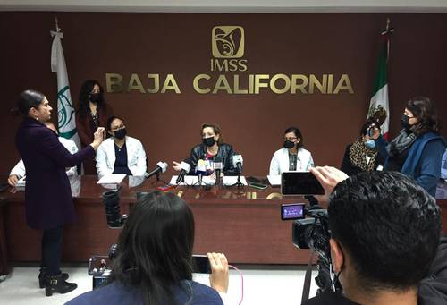 La delegada del IMSS en Baja California, Desirée Sagarnaga, en conferencia de prensa.