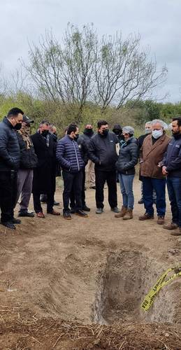 El fiscal de Nuevo León, Gustavo Adolfo Guerrero; el subsecretario de Derechos Humanos, Población y Migración, Alejandro Encinas, y la comisionada Nacional de Búsqueda, Karla Quintana, entre otros, visitaron ayer la fosa clandestina hallada el lunes pasado con 10 cuerpos en el municipio de Escobedo.