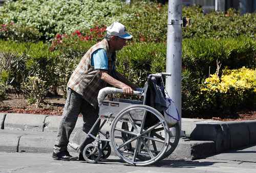 En México, una persona de apoyo es prácticamente un tutor, lo que deja a alguien que un juez declare “incapaz” sin la posibilidad de actuar. En la imagen, un adulto mayor en el Zócalo capitalino.