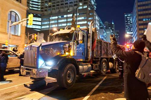 Unos 50 mil camioneros canadienses, integrantes del “convoy de la libertad”, rechazan las medidas restrictivas por el covid-19. En la imagen, la policía permite el paso a uno de los manifestantes en Toronto, capital de la provincia de Ontario.