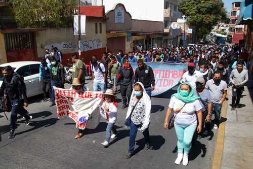 Durante los enfrentamientos del viernes entre normalistas de Ayotzinapa y la Guardia Nacional, “sólo respondimos con lo que teníamos a mano”, señala uno de los jóvenes; “si protestamos es porque queremos que el gobierno nos cumpla”, agregó.