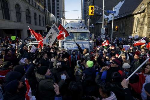 Opositores a las políticas de salud contra el covid mantuvieron ayer un ambiente festivo durante el bloqueo vial a la zona de Queens Park, en Toronto, Canadá.