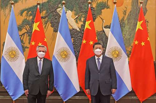 El presidente de Argentina, Alberto Fernández, y su homólogo chino, Xi Jinping, en la ceremonia en la que firmaron el acuerdo binacional este domingo en Pekín.