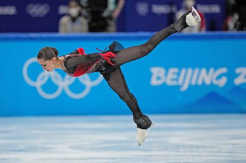 Con gran actuación de Kamila Valieva, de 15 años, el Comité Olímpico Ruso ganó oro en la prueba por equipos de patinaje artístico en Pekín 2022; Estados Unidos, plata, y Japón, bronce. Es la primera mujer en hacer un salto cuádruple en Juegos Olímpicos de Invierno. En el eslalom gigante, la mexicana Sarah Schleper hizo historia al participar en seis justas invernales con un tiempo de 1.06.42 minutos en su primer descenso.