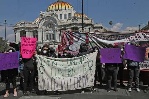 EXIGEN LUGARES PARA COMERCIO. Mujeres integrantes de La Mercadita protestaron ayer sobre el Eje Central, donde el sábado bloquearon luego de que les impidieran vender.