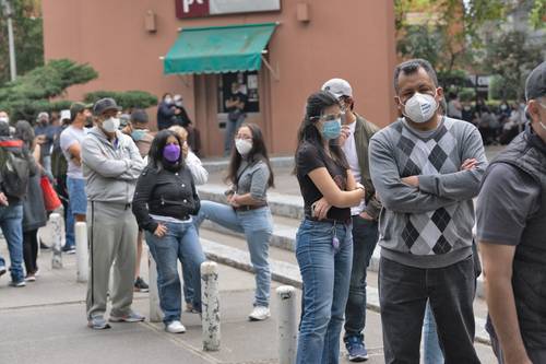 El gobierno de Nuevo León impuso el año pasado la obligación de usar cubrebocas so pena de arresto o multas. En la imagen, la fila para pruebas de Covid en la CDMX.