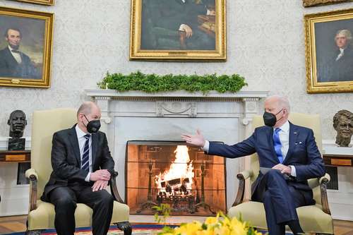El presidente estadunidense, Joe Biden (a la derecha) recibió ayer en la Sala Oval de la Casa Blanca al canciller federal alemán, Olaf Scholz. Ambos dialogaron sobre las sanciones a considerar si se concreta una agresión militar rusa en territorio ucranio.