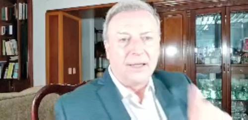 Gilberto Lozano, líder de la organización Frena, sufrió una aparatosa caída mientras realizaba una transmisión para hablar del gobierno del Andrés Manuel López Obrador.