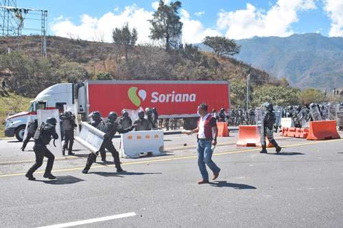 Enfrentamiento el viernes pasado entre normalistas de Ayotzinapa y miembros de la policía estatal de Guerrero y la Guardia Nacional en la caseta de Palo Alto.