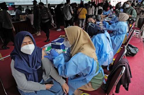  Jornada de vacunación con AstraZeneca en un estadio de Yakarta, Indonesia. Foto Ap