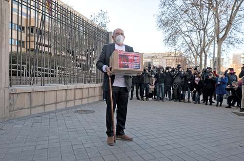 Carlos San Juan, de 78 años, ha recogido más de 600 mil firmas de apoyo para su campaña Soy Mayor, No Idiota, que pide un trato “más humano” en las sucursales bancarias.