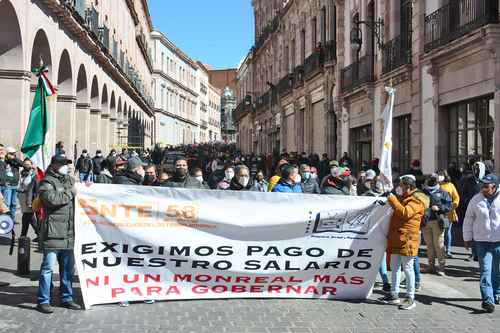 Docentes de la sección 58 del Sindicato Nacional de Trabajadores de la Educación e integrantes del gremio de telesecundarias de Zacatecas marcharon ayer por la avenida Hidalgo hacia la plaza Bicentenario, en la capital del estado, para exigir el pago correspondiente a la segunda quincena de enero.