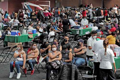  Jóvenes de 12 y 13 años, mayores de 15 y rezagados reciben dosis en la Ciudad de México. Foto Roberto García Ortiz