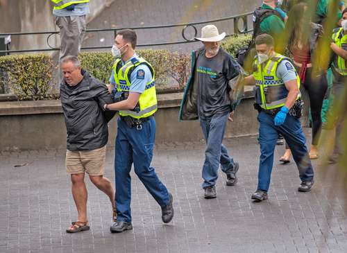 La policía de Nueva Zelanda arrestó ayer a manifestantes que, inspirados por el movimiento canadiense contra las medidas restrictivas por la pandemia, protestaban en los alrededores del Parlamento en Wellington en rechazo a las órdenes del gobierno para contener la ola de contagios de covid-19. Más de mil personas en autos y camiones de carga circularon por las calles provocando caos vial.