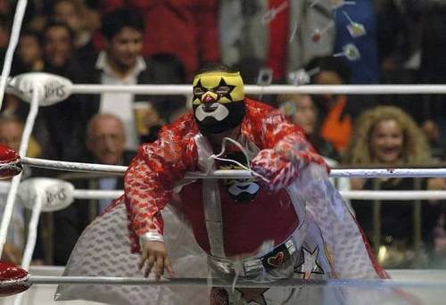 El legendario luchador mexicano Súper Muñeco falleció ayer a los 59 años de edad, luego de sufrir una descompensación y dar positivo a covid. Debutó a los 17 años con el nombre de Sanguinario Jr., y fue en 1984 cuando adoptó el personaje que lo hizo convertirse en uno de los gladiadores más emblemáticos del pancracio. Junto a Súper Ratón y Súper Pinocho formó parte del mítico Trío fantasía, y protagonizó más de cien batallas de apuestas, donde ganó las máscaras de Médico Asesino Jr., las Tortugas Ninja, Coco Rojo, Mazinger Z, entre las más destacadas.