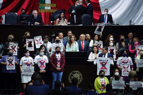 Dulce María Silva Hernández, diputada de Morena, subió a tribuna con su grupo parlamentario para presentar una iniciativa contra la pornografía infantil.