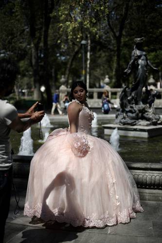 Tras la ceremonia religiosa, una quinceañera continuó con la sesión de fotos en la Alameda Central.