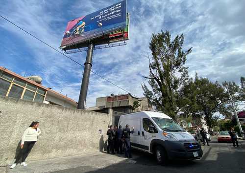 Un hombre falleció al caer de un anuncio espectacular de 10 metros de alto cuando se disponía a cambiar la lona publicitaria. El hecho ocurrió en la calle Emiliano Zapata y cerrada Zapata, colonia Villa Lázaro Cárdenas, en la alcaldía Tlalpan. Policías capitalinos y peritos de la FGJ iniciaron las averiguaciones correspondientes.