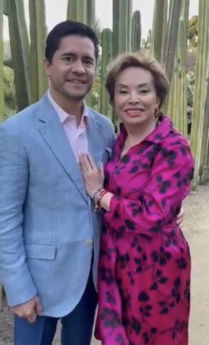 Elba Esther Gordillo, ex dirigente del Sindicato Nacional de Trabajadores de la Educación (SNTE), contrajo matrimonio con Luis Antonio Lagunas Gutiérrez, integrante del bufete que la defendió cuando estuvo en prisión durante el sexenio de Enrique Peña Nieto. El video en el que la pareja anuncia su enlace fue difundido en redes sociales y otras vías.