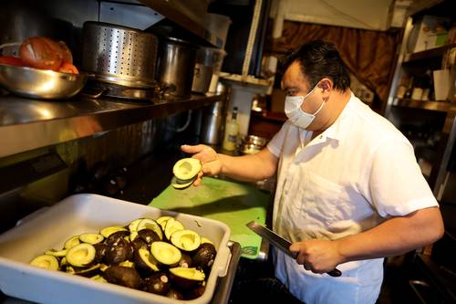 Jorge Granada prepara guacamole en el restaurante Tommy's en San Francisco, California, días antes del Supertazón que se juega este domingo. El encuentro deportivo eleva hasta 40 por ciento la demanda de aguacate en Estados Unidos.