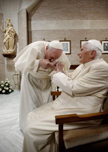 Jorge Mario Bergoglio prometió transparencia en casos de abuso clerical al asumir el papado en 2013. En imagen de 2020, el papa Francisco durante una visita a Benedicto XVI en su residencia del Monasterio Mater Ecclesiae en el Vaticano.