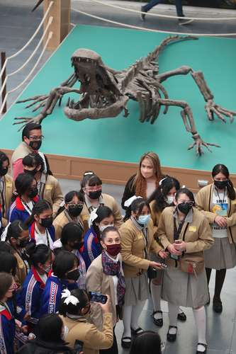 Con alumnas de secundaria, la jefa de Gobierno recorrió varias salas del museo Universum.