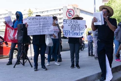 Vecinos de varias colonias se manifestaron para solicitar que se modifique el esquema de evaluación de impacto ambiental y se destituya a Lilian Guige Pérez, a quien identificaron como “operadora de los intereses comerciales”. Dijeron que con las consultas para la construcción de grandes proyectos dejaron en manos de las inmobiliarias la planeación urbana. También pidieron dialogar con la titular, Marina Robles. Con información de Josefina Quintero.