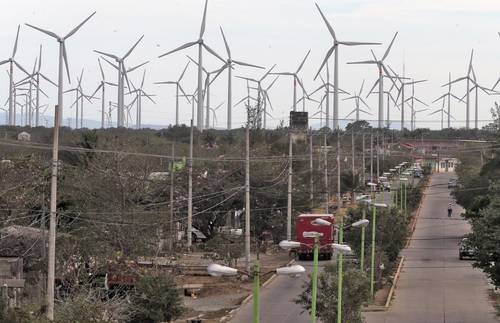 Con Felipe Calderón, a todo vapor conti-nuó la industria del oro por espejitos, y el gran capital español se metió hasta la coci-na, siempre, claro está, en sectores de altí-simas utilidades, como los de la electricidad, el gas, el turístico y de infraestructura, por citar algunos. En la imagen, parque eólico en La Venta, Oaxaca.