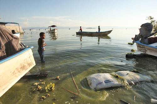 Un niño espera a su hermano y a su primo, quienes pescan en el lago de Chapala, en la ribera del poblado de Mezcala, municipio de Poncitlán, Jalisco. El cuerpo lacustre presenta altos niveles de contaminación.