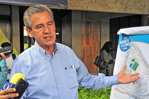 El panista Héctor López Santillana durante su campaña para reelegirse como presidente municipal de la ciudad de León, la cual ganó y le garantizó gobernar durante seis años.