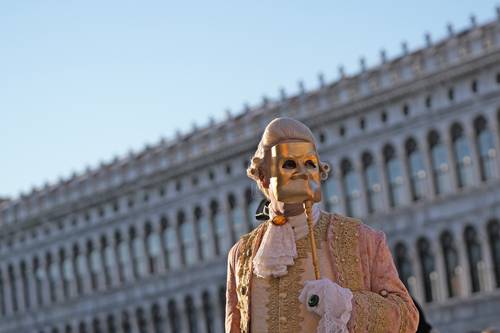 Este hombre luce su máscara en la Plaza de San Marcos, durante el Carnaval de Venecia, Italia, que atrae cada año a personas de diferentes partes del mundo.