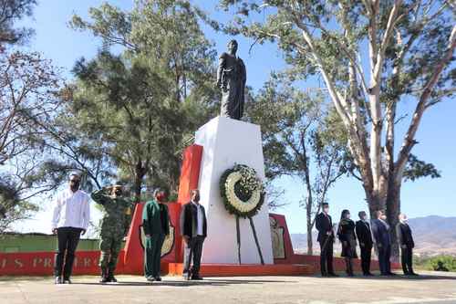 El gobernador de Oaxaca, Alejandro Murat Hinojosa (quien sostiene un bastón de mando), acompañado de representantes de los tres niveles de gobierno, durante la ceremonia efectuada ayer por el 191 aniversario luctuoso del general Vicente Guerrero, en el municipio de Cuilápam de Guerrero.