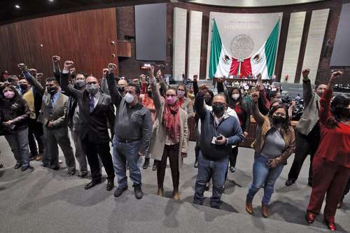 PROTESTA EN LA CÁMARA DE DIPUTADOS. En la sesión ordinaria de ayer, unos 50 periodistas que cubren la fuente de la Cámara de Diputados apagaron sus computadoras y protestaron en el área de prensa por el asesinato de compañeros reporteros.