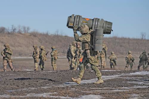 Putin se ha mofado de aquellos que dicen que la “invasión rusa” se realizará hoy, al decir que no estaba enterado. En la imagen, un soldado ucranio carga un arma antitanque durante un simulacro de la Operación de Fuerzas conjuntas, en Donetsk.